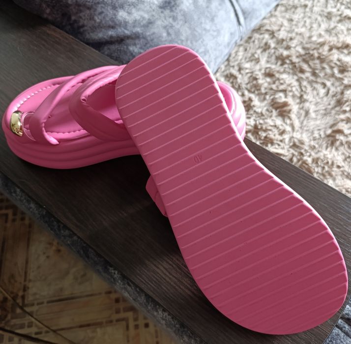 Продам шльопанці нові