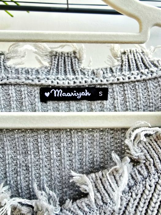 Sweter z przetarciami dziurkami postrzępionym dołem frędzle gładki
