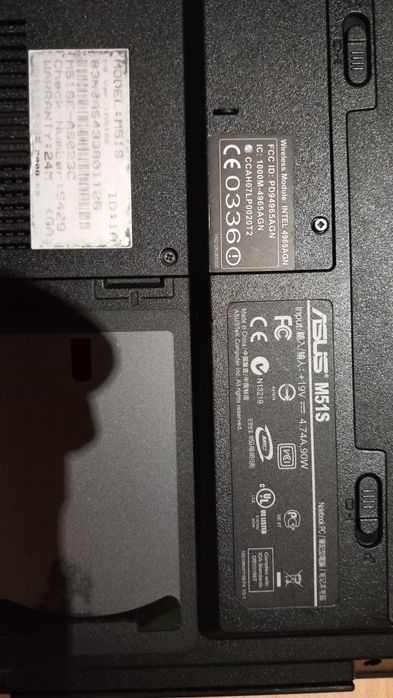 ASUS M51SE em funcionamento, mas monitor solto. Adequado para peças.