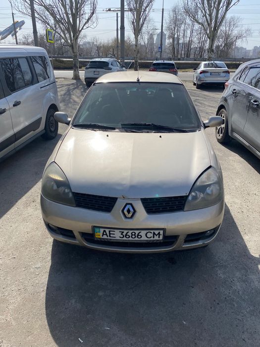 Машина Renault Clio