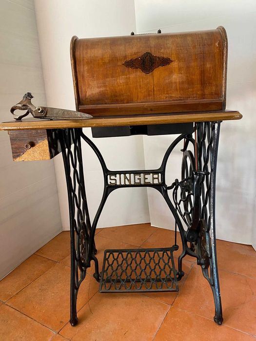 Linda Máquina SINGER Antiga com Móvel – Vintage Autêntico