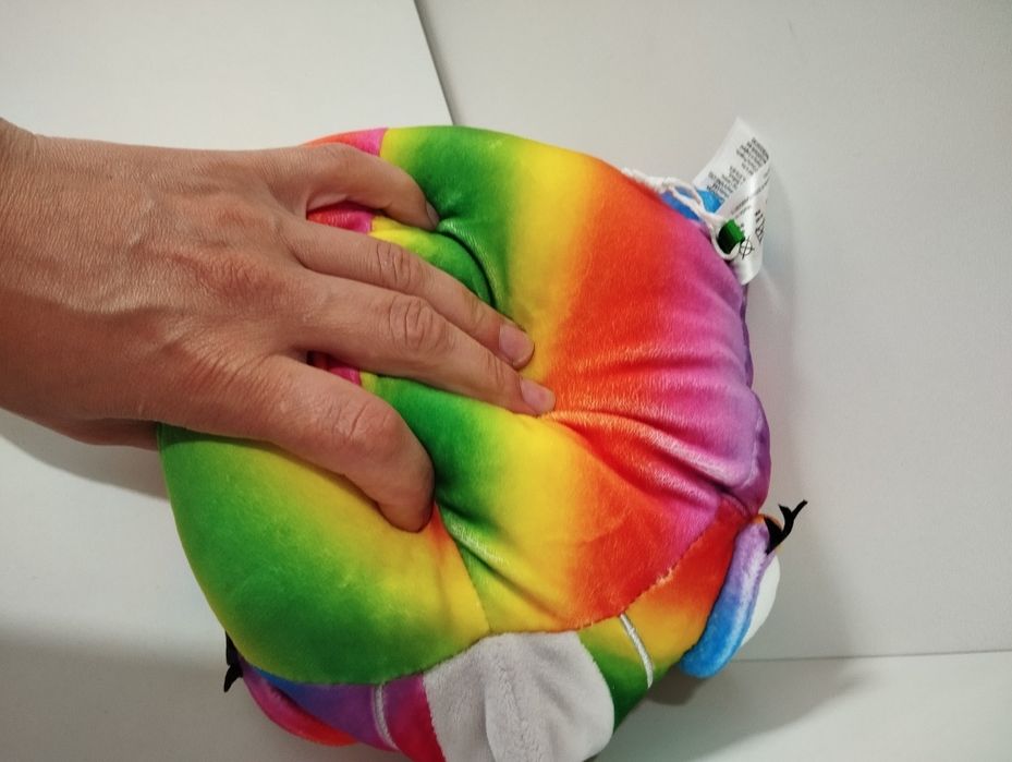 Tęczowy kameleon maskotka jak squishmalows Red Nose Day
