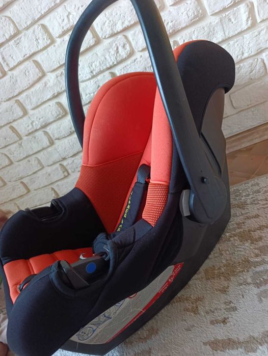 Продам автокресло 0+