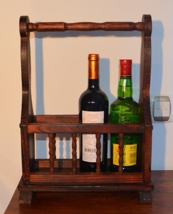 Suporte para 3 Garrafas de Vinho, em madeira maciça de boa qualidade