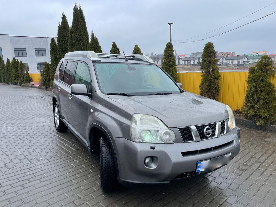Nissan x-trail - сірого кольру