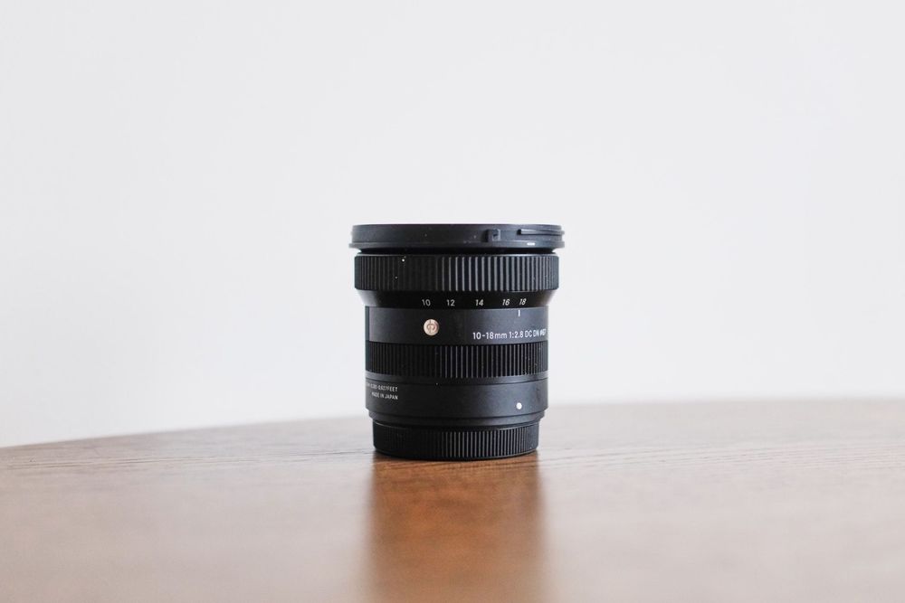 Obiektyw Sigma 10-18 f/2.8 Fuji X cały zestaw, na gwarancji do 2027r