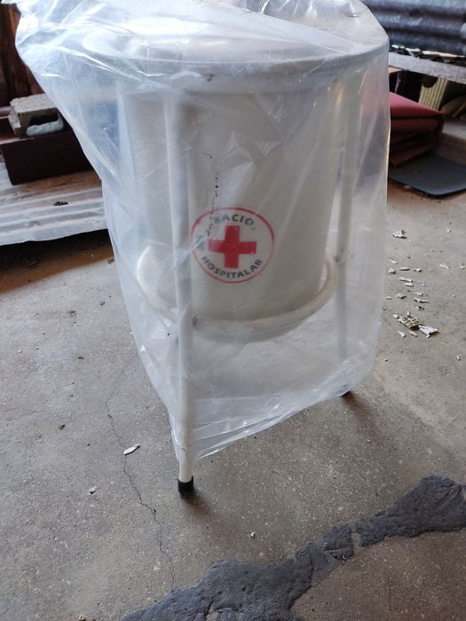 Vendo Bacio Hospitalar / Cadeira Sanitária / Banco de Higiene Novo