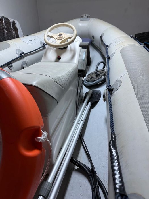 Barco semi-rígido Valiant, motor Mercury 25XD e com atrelado incluído
