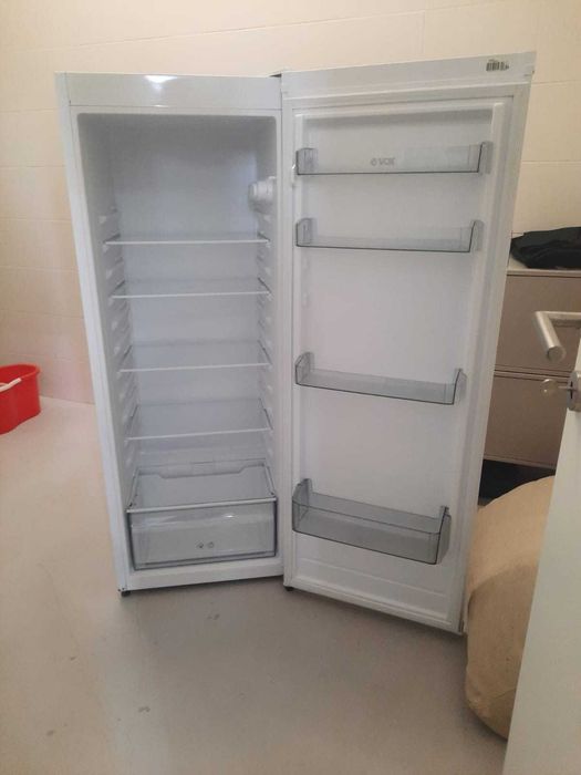 Frigorífico VOX 225L - Excelente Estado Estético. Oportunidade para quem procura um frigorífico a um preço reduzido.