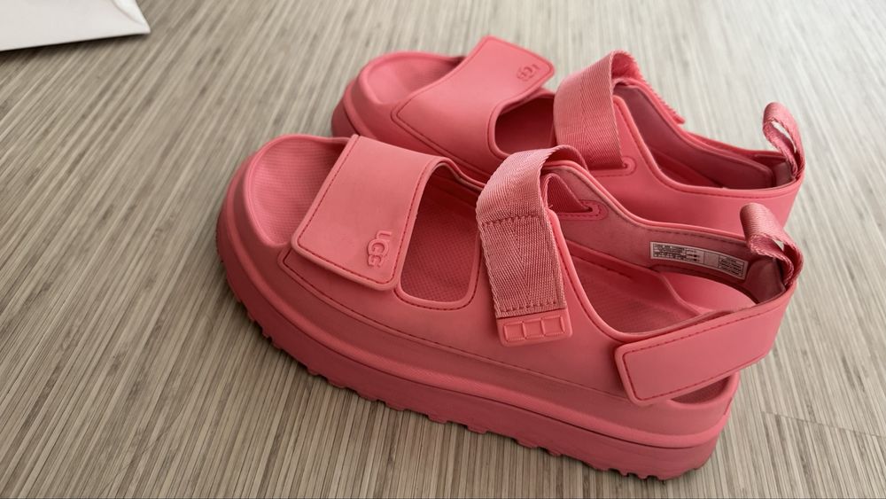 Продам сандалі UGG