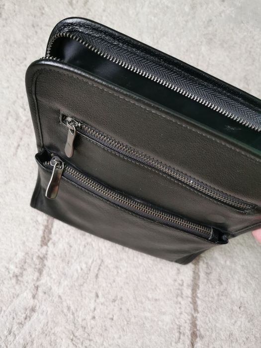 Продам чоловіча  сумку кожаную через плече шкіряна  кожа Hugo Boss ори