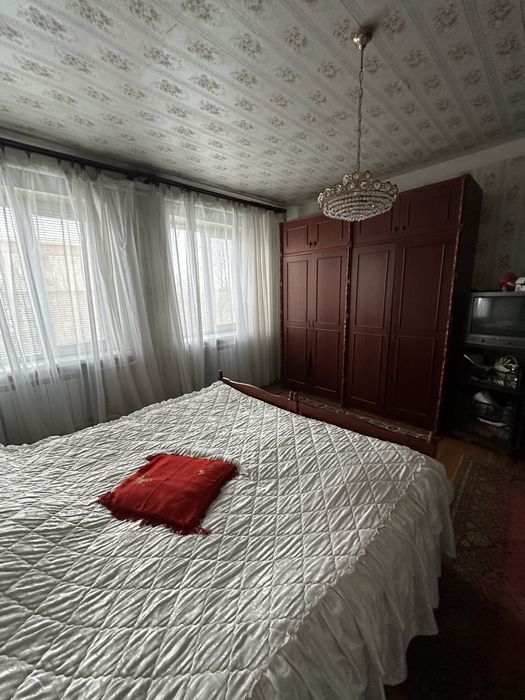 Продам двоповерховий житловий будинок у м. Лозова