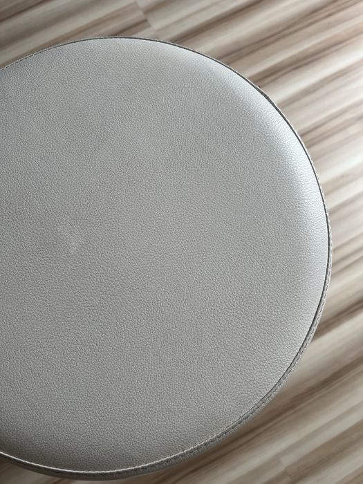 Taboret kosmetyczny na kółkach