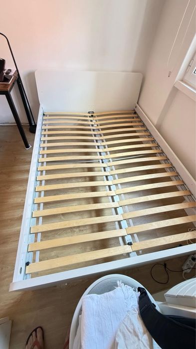 Cama casal Ikea com estrado