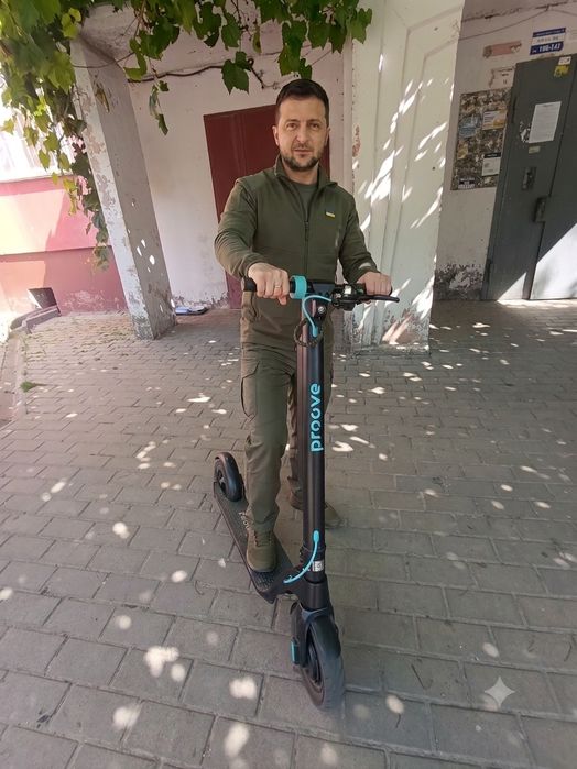 Продам срочно електросамокат Proove