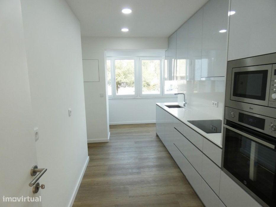 Apartamento T4 - Totalmente Remodelado