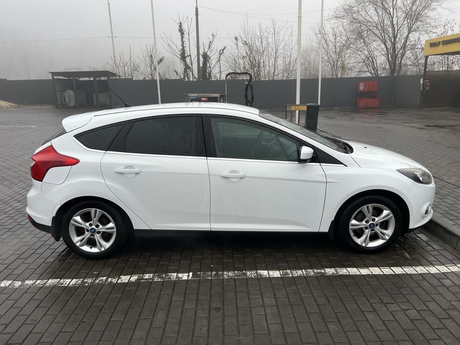 Ford Focus 3 хэтчбек 2012 1.6 газ/бензин