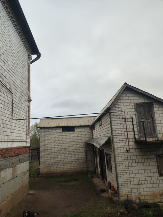 Будинок, господські приміщення, ставок свій