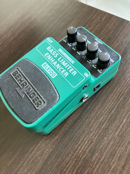 Pedal Behringer Bass limiter ehancer BLE100