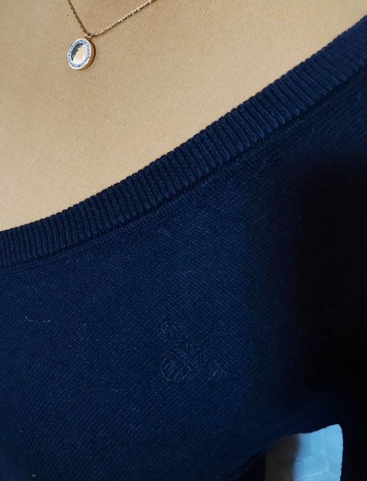 Klasyczny sweter dekolt V Gant szafa kapsułowa premium viralowy S / M