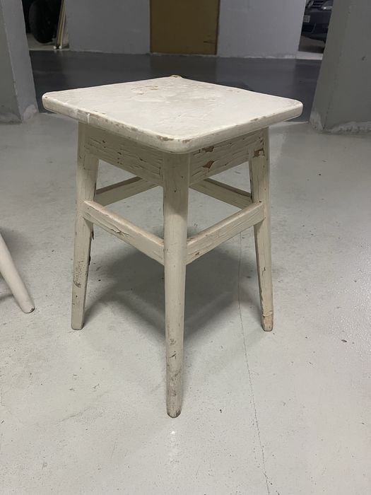 1 banco de cozinha antigo, em madeira