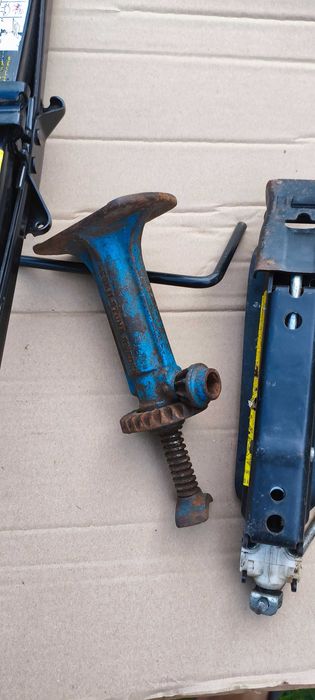 Домкрат автомобільний