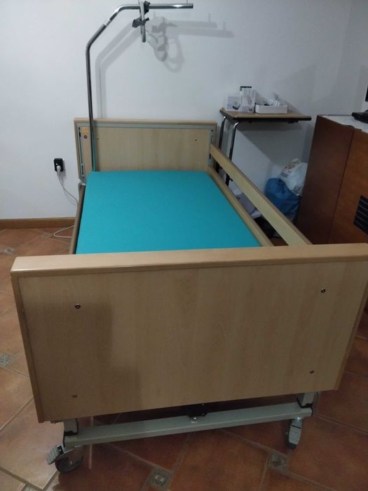Cama articulada reforçada com motor elétrico com comandos