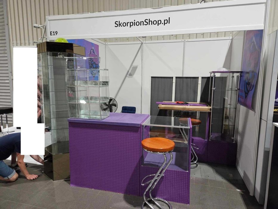 gablota szklana wystawowa specjalna witryna ekspozycyjna meble wystawowe komplet targi pokazy sklep dyspozytor prezenter
