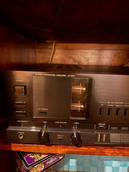 Amplificador Híbrido Luxman LV-105u