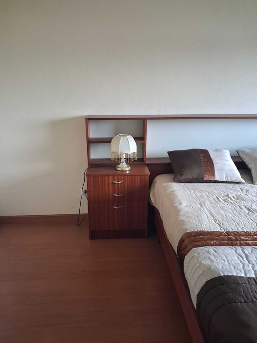 quarto de casal completo em tom mel escuro – qualidade e conforto