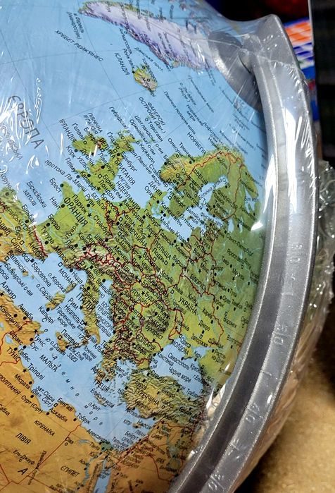 Глобус з підсвіткою фізичний / політичний на дерев'яній підставці