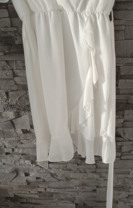 Biała piękna sukienka z falbanką