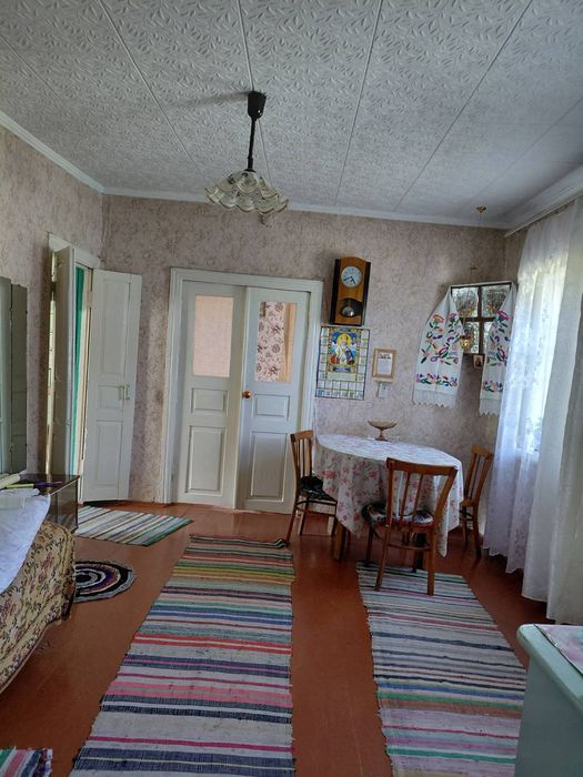 Будинок у центрі села.