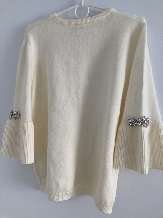 Śliczny sweter z ozdobnymi rękawami