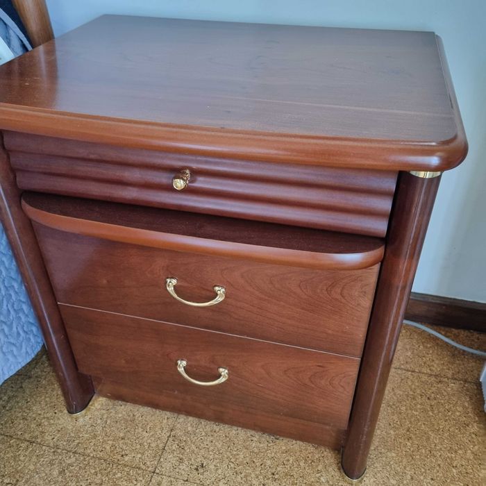 Quarto em excelente estado, CAMA, 2 Mesas de cabeceira e estrado!