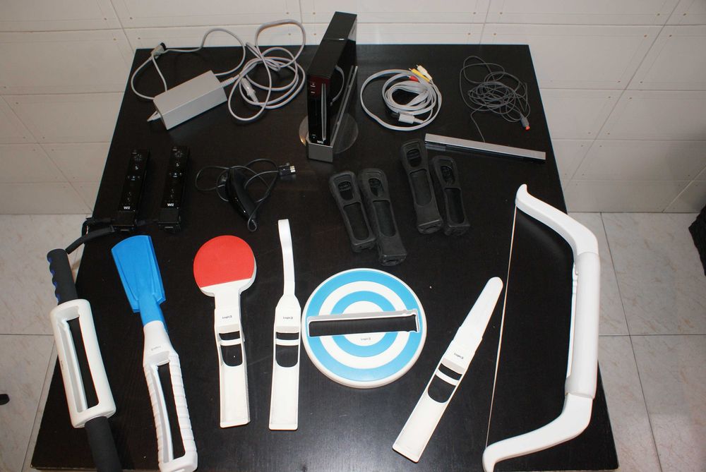 Wii + carregador + 3 comandos com capa + suporte + cabos + acessórios