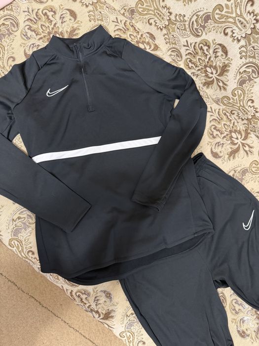 жіночий костюм nike dri-fit  M