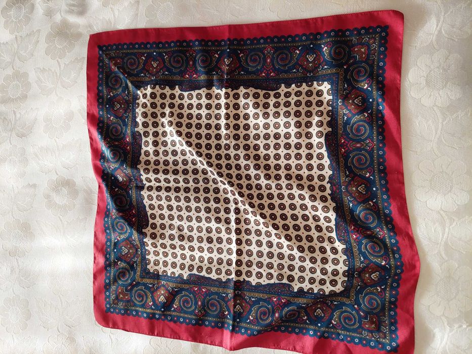 Lenços de senhora, em muito bom estado