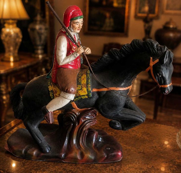 Grande Estatueta Antiga Cavaleiro a Cavalo em Acabamento Aveludado – Início Século XX