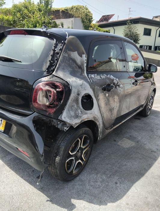 Vendo smart for two  passion 0.9 de 2017 nacional com 49 mil km  acidentado salvado