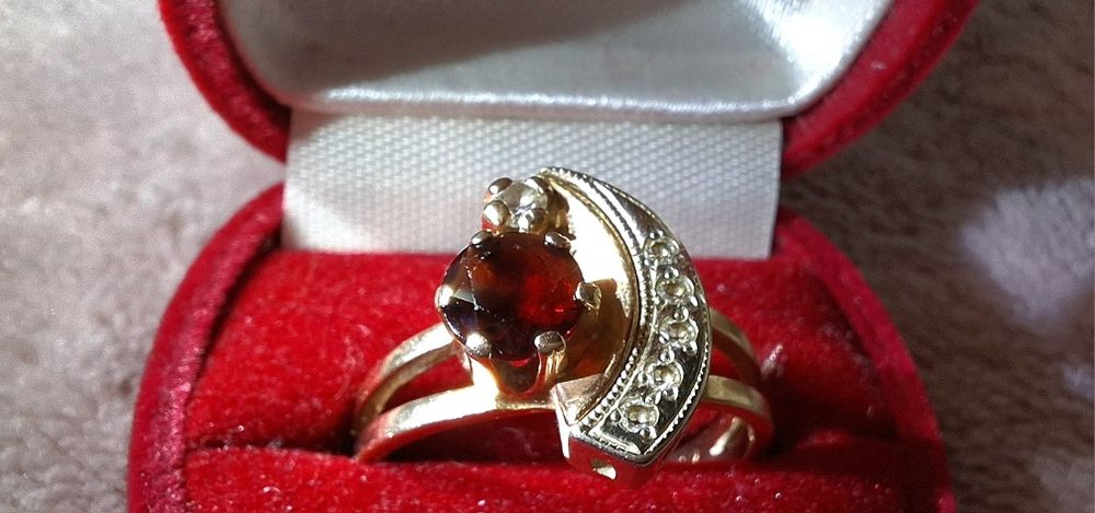 Гранатова розкіш в золоті, перстень 585 проби