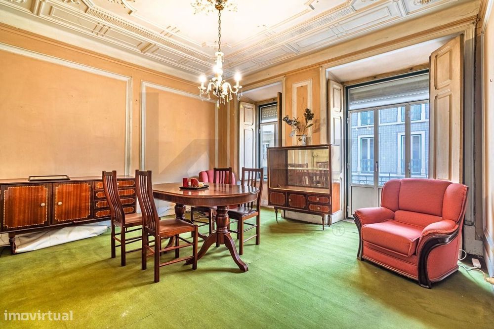 T3 com Logradouro no Centro de Lisboa | 1.º Andar com Varandim | Para