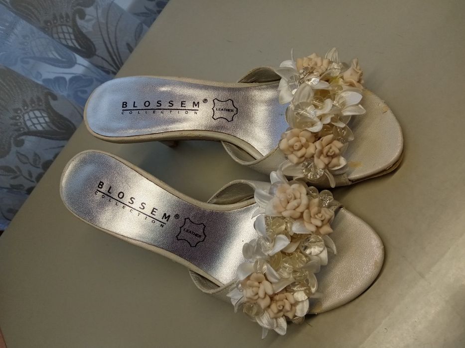 Туфлі, босоніжки