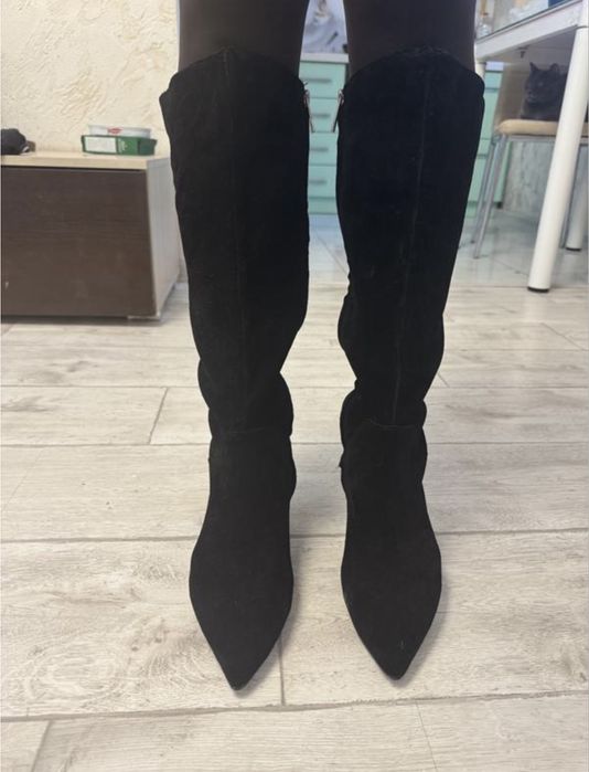 Брендові замшеві сапоги на маленькому каблуку