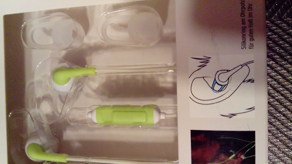 Sportowe słuchawki z fluorescencyjnym przewodem