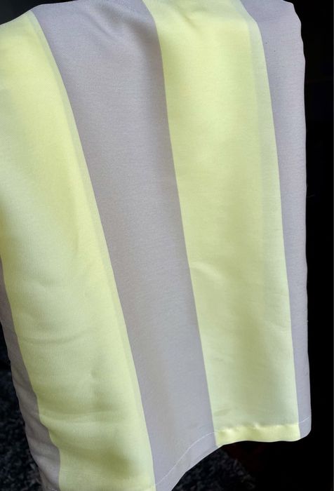 Camisola amarela e cinzenta com riscas