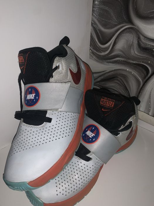 баскетбольные кроссовки Nike Hustle D8