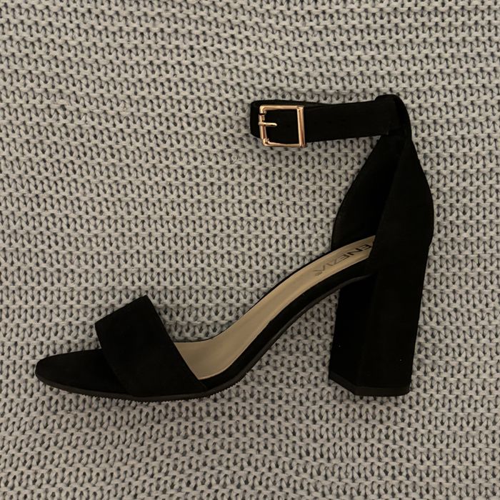 Czarne sandaly na słupku/obcasie
