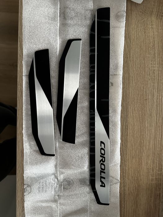 Toyota Corolla listwy progowe, nowe , oryginalne.