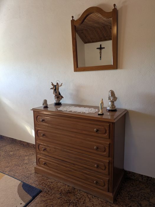 Mobília de Quarto de Casal em Pinho Maciço – Excelente Estado
